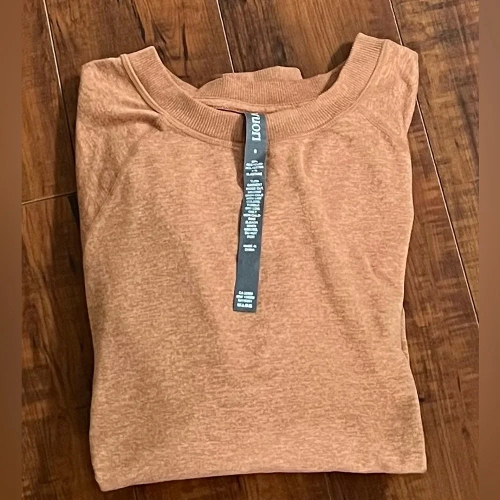 Vuori Halo Crew Top - Picture 5 of 9